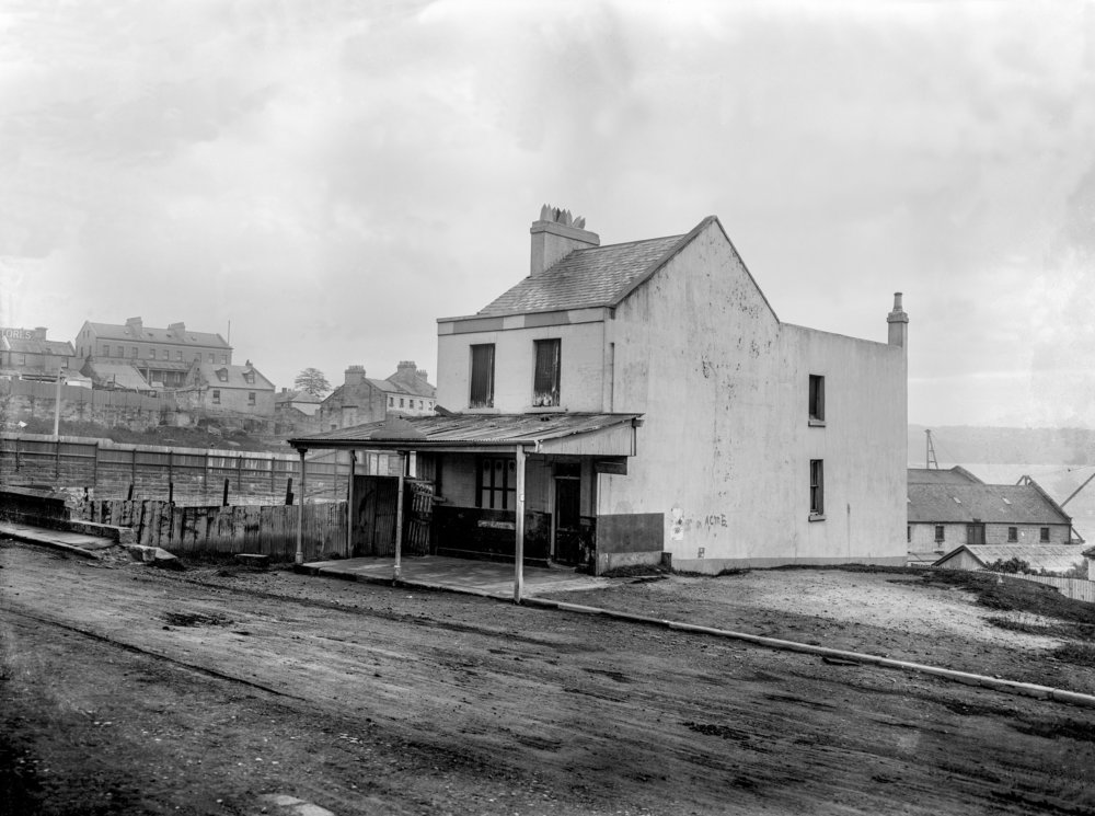 McBrides public house on Windmilll Street, Millers Point, late 19th century.